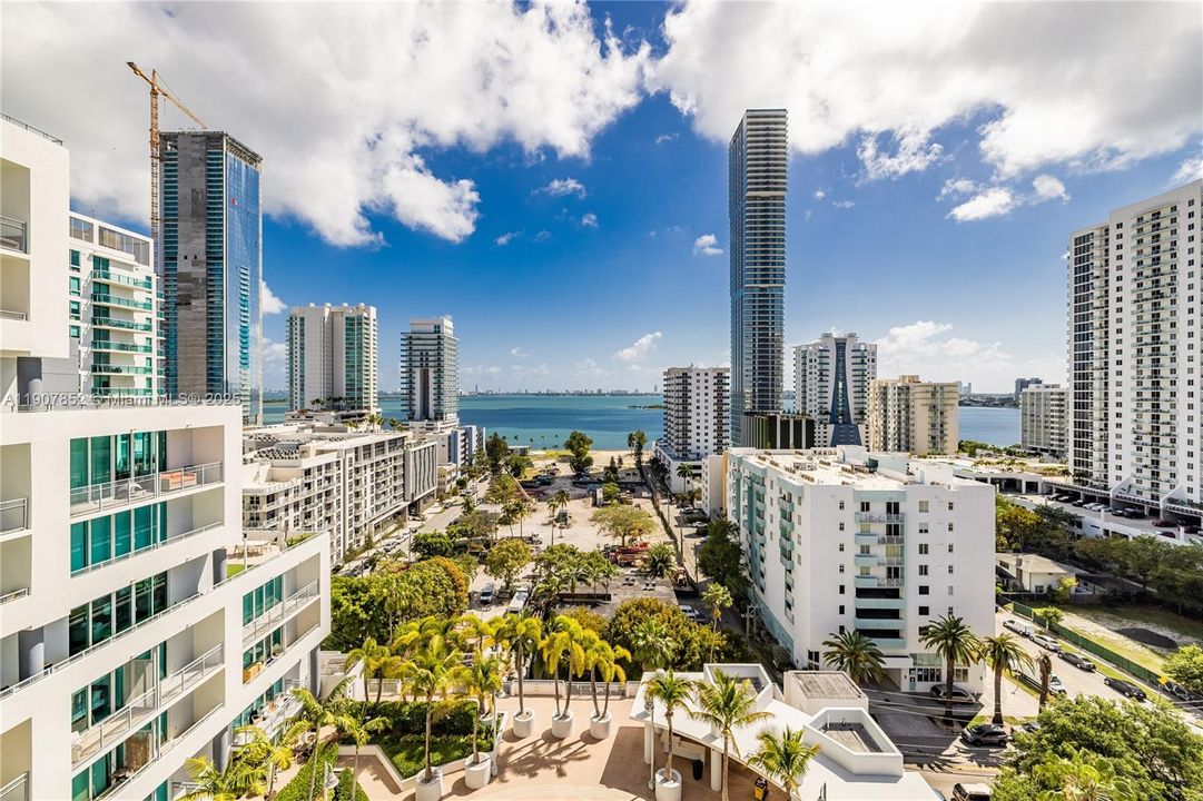 Под контрактом: $4,300 (2 спален, 2 ванн, 1352 Квадратных фут)