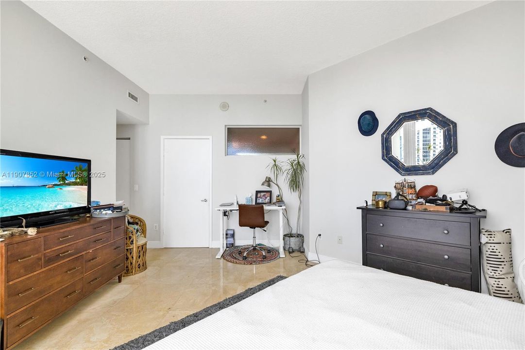 Под контрактом: $4,300 (2 спален, 2 ванн, 1352 Квадратных фут)