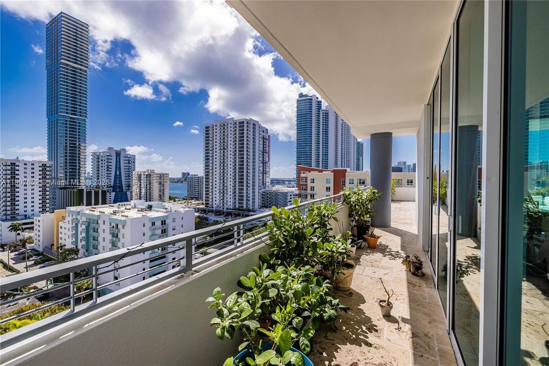 Под контрактом: $4,300 (2 спален, 2 ванн, 1352 Квадратных фут)