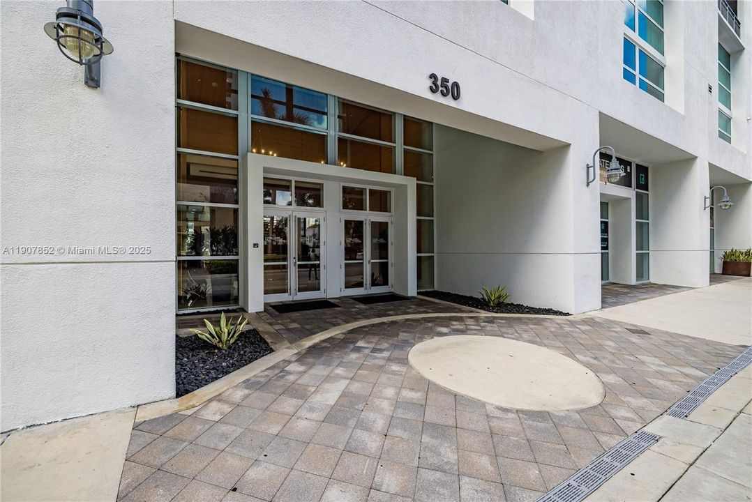 Под контрактом: $4,300 (2 спален, 2 ванн, 1352 Квадратных фут)