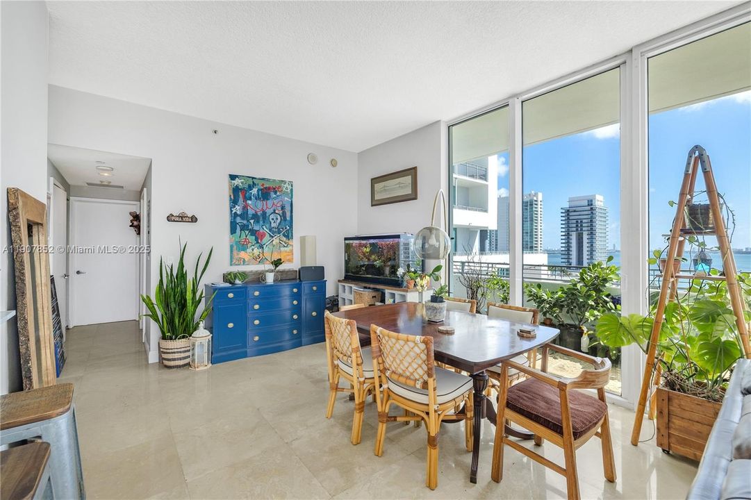 Под контрактом: $4,300 (2 спален, 2 ванн, 1352 Квадратных фут)