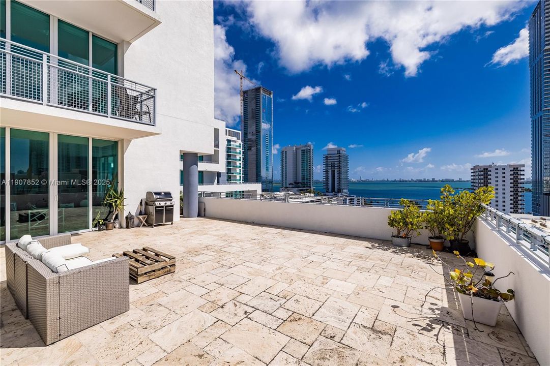 Под контрактом: $4,300 (2 спален, 2 ванн, 1352 Квадратных фут)