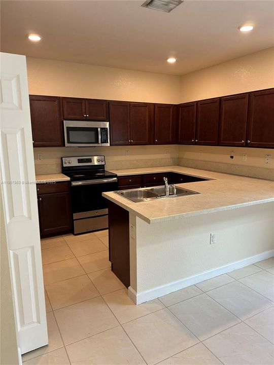 Activo con contrato: $2,900 (3 camas, 2 baños, 1668 Pies cuadrados)