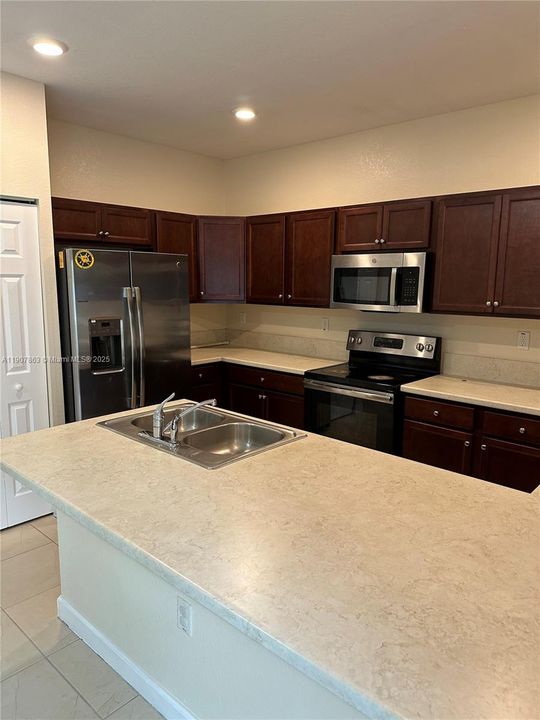 Activo con contrato: $2,900 (3 camas, 2 baños, 1668 Pies cuadrados)