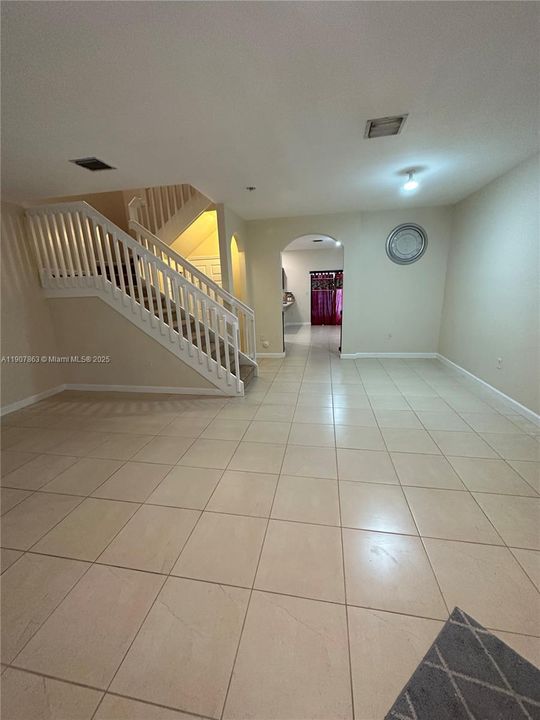 Activo con contrato: $2,900 (3 camas, 2 baños, 1668 Pies cuadrados)