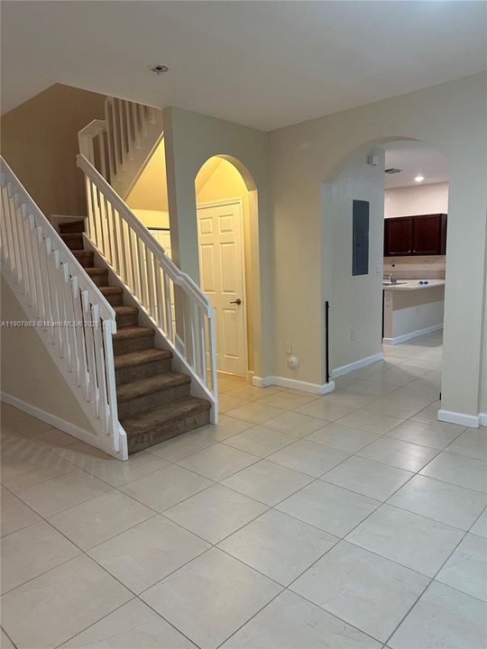 Activo con contrato: $2,900 (3 camas, 2 baños, 1668 Pies cuadrados)