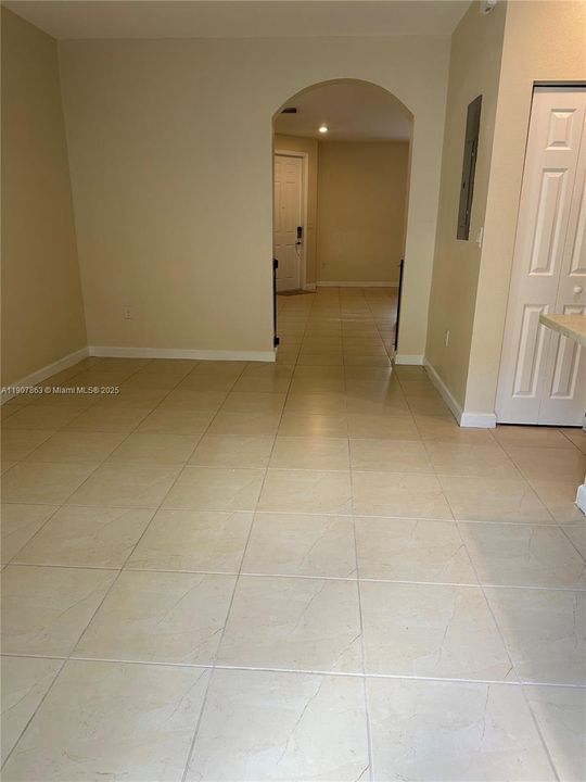 Activo con contrato: $2,900 (3 camas, 2 baños, 1668 Pies cuadrados)