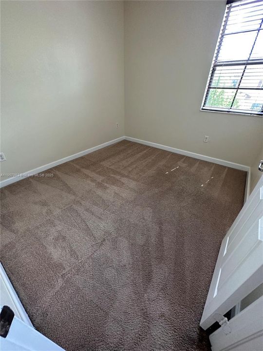 Activo con contrato: $2,900 (3 camas, 2 baños, 1668 Pies cuadrados)