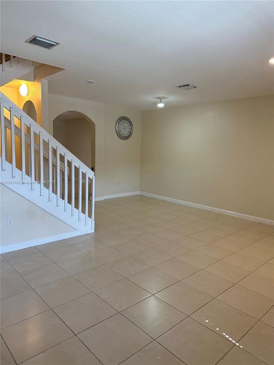 Activo con contrato: $2,900 (3 camas, 2 baños, 1668 Pies cuadrados)