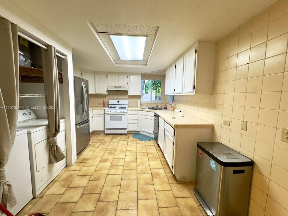 For Rent: $3,200 (2 beds, 2 baths, 1291 Square Feet)