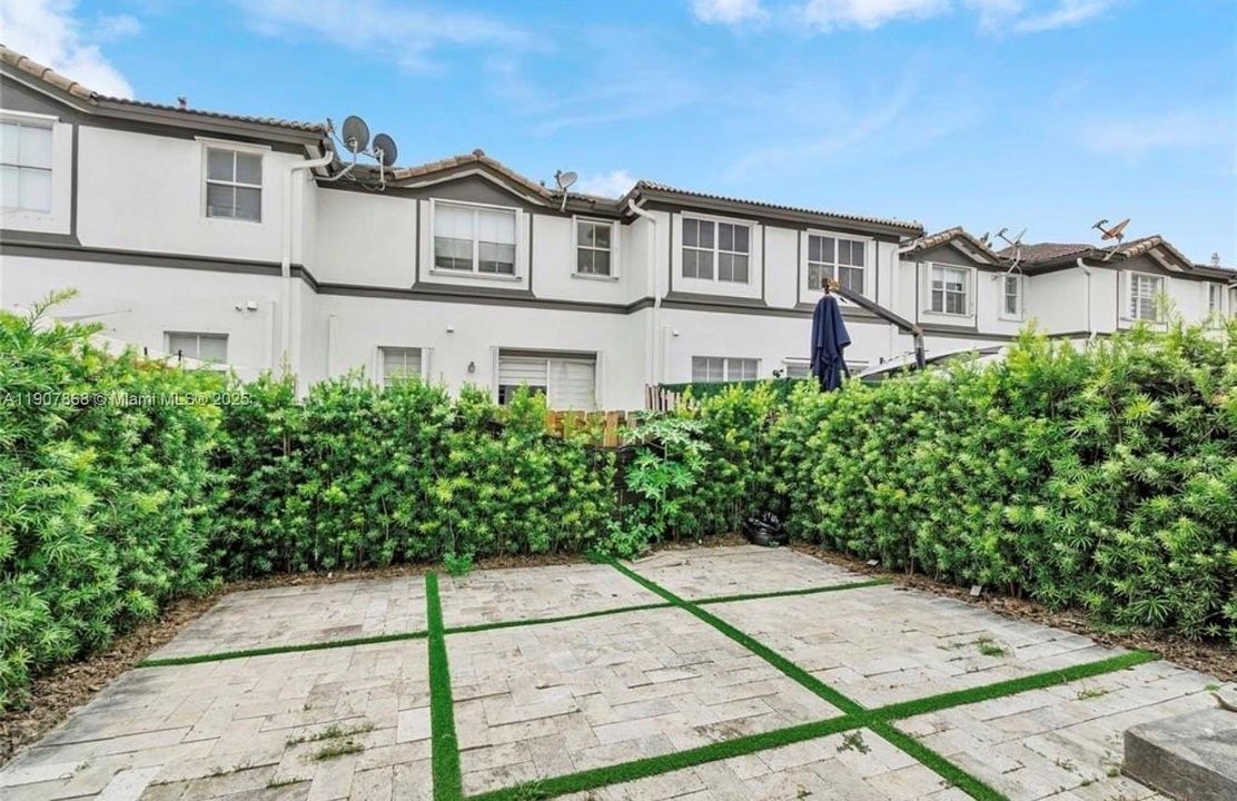 Active With Contract: $3,500 (3 beds, 2 baths, 1520 Square Feet)