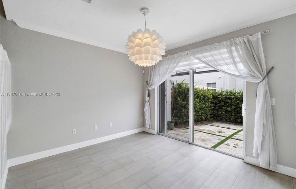 Active With Contract: $3,500 (3 beds, 2 baths, 1520 Square Feet)