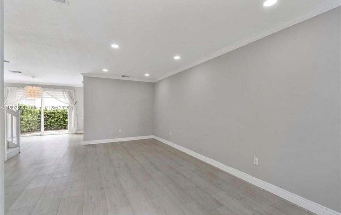Active With Contract: $3,500 (3 beds, 2 baths, 1520 Square Feet)