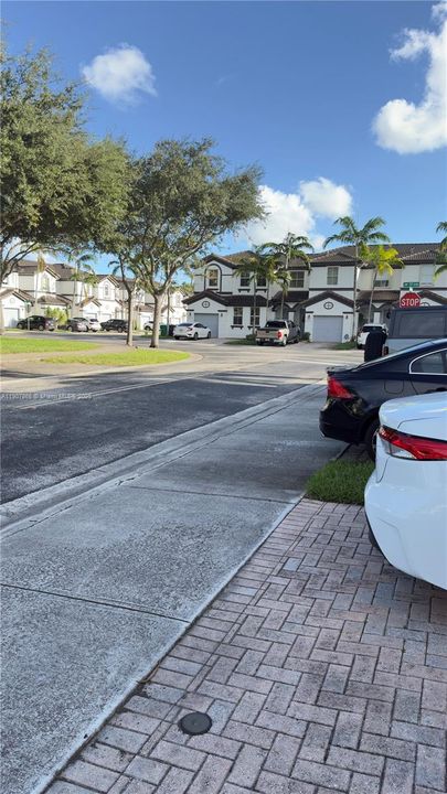 Active With Contract: $3,500 (3 beds, 2 baths, 1520 Square Feet)