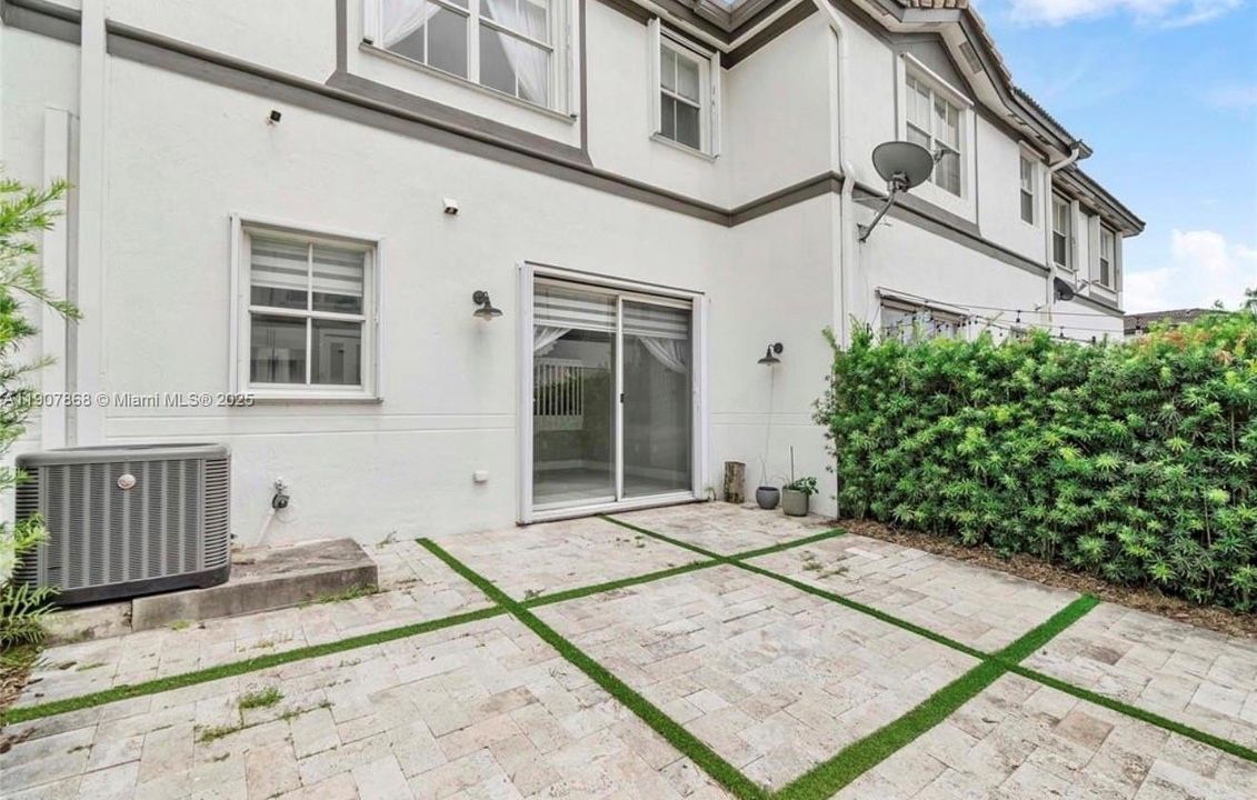 Active With Contract: $3,500 (3 beds, 2 baths, 1520 Square Feet)