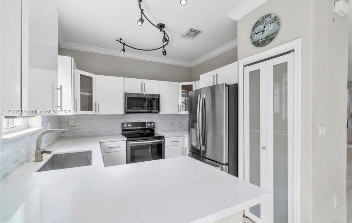 Active With Contract: $3,500 (3 beds, 2 baths, 1520 Square Feet)