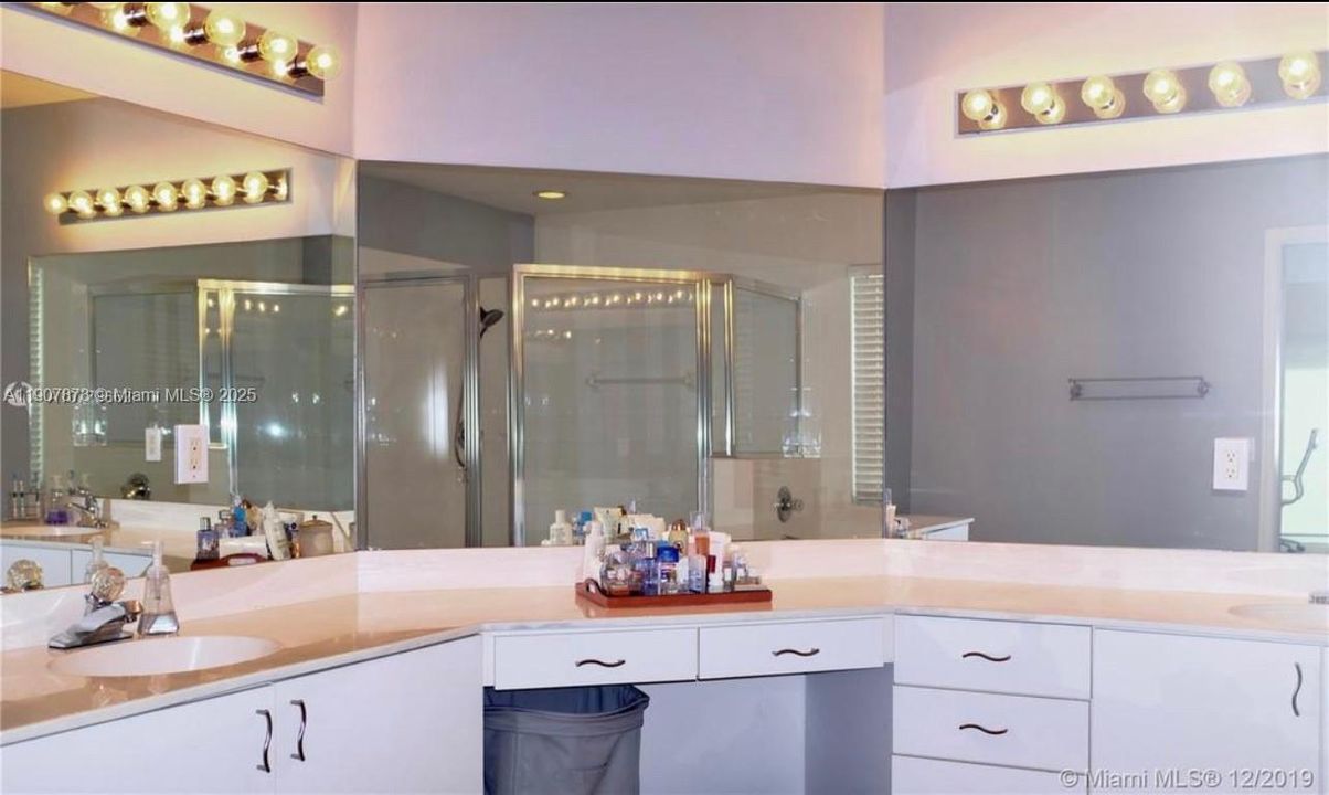 Activo con contrato: $4,950 (4 camas, 3 baños, 2438 Pies cuadrados)