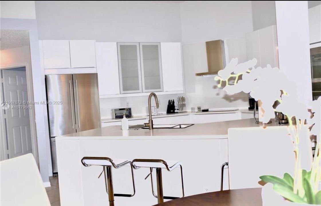 Activo con contrato: $4,950 (4 camas, 3 baños, 2438 Pies cuadrados)