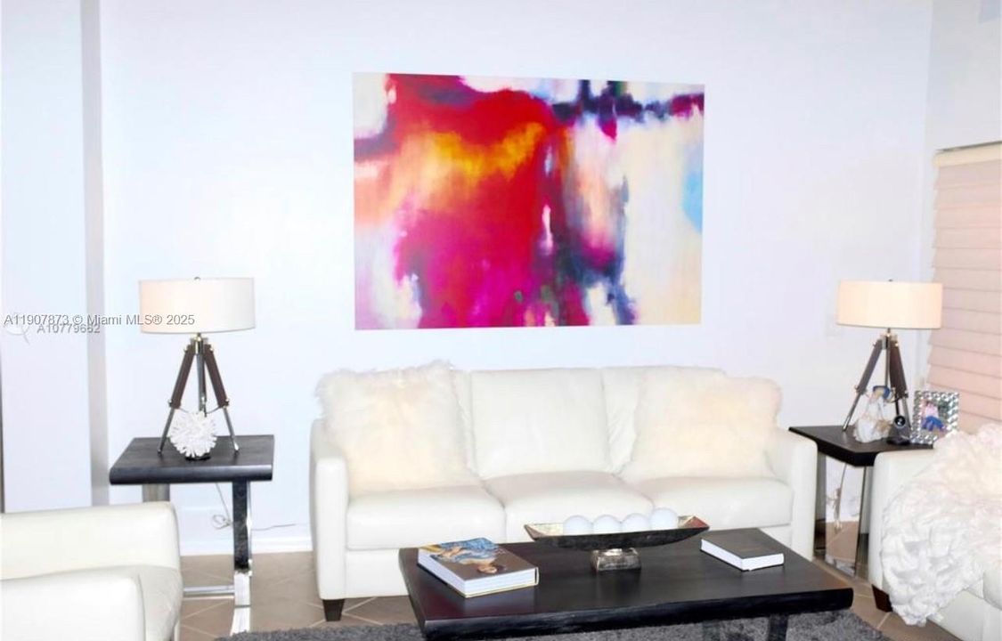 Activo con contrato: $4,950 (4 camas, 3 baños, 2438 Pies cuadrados)