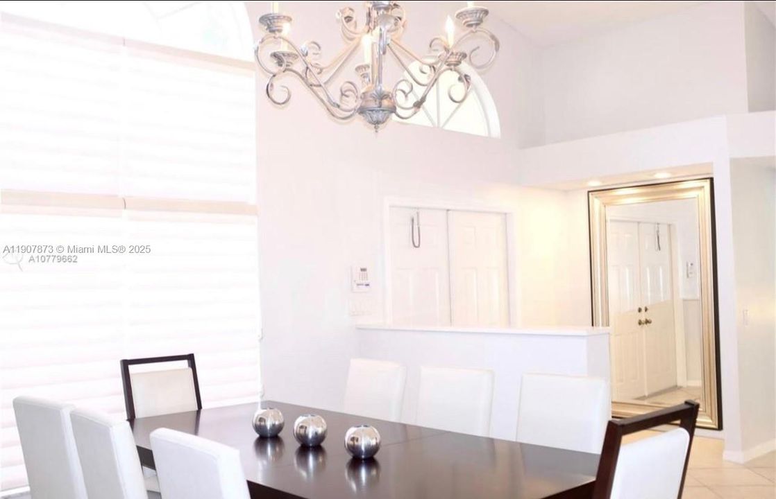 Activo con contrato: $4,950 (4 camas, 3 baños, 2438 Pies cuadrados)