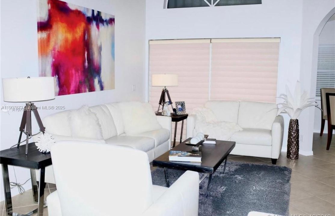 Activo con contrato: $4,950 (4 camas, 3 baños, 2438 Pies cuadrados)