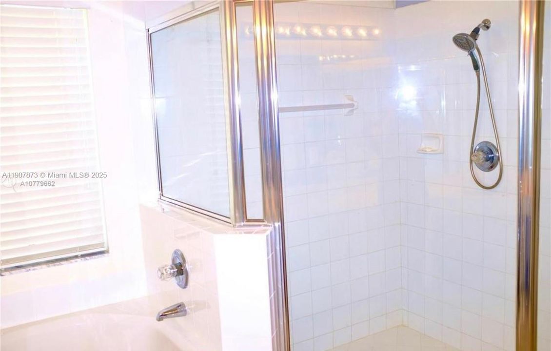 Activo con contrato: $4,950 (4 camas, 3 baños, 2438 Pies cuadrados)