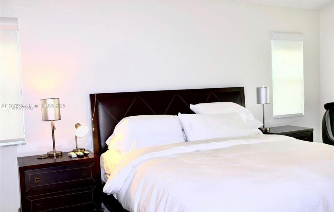 Activo con contrato: $4,950 (4 camas, 3 baños, 2438 Pies cuadrados)