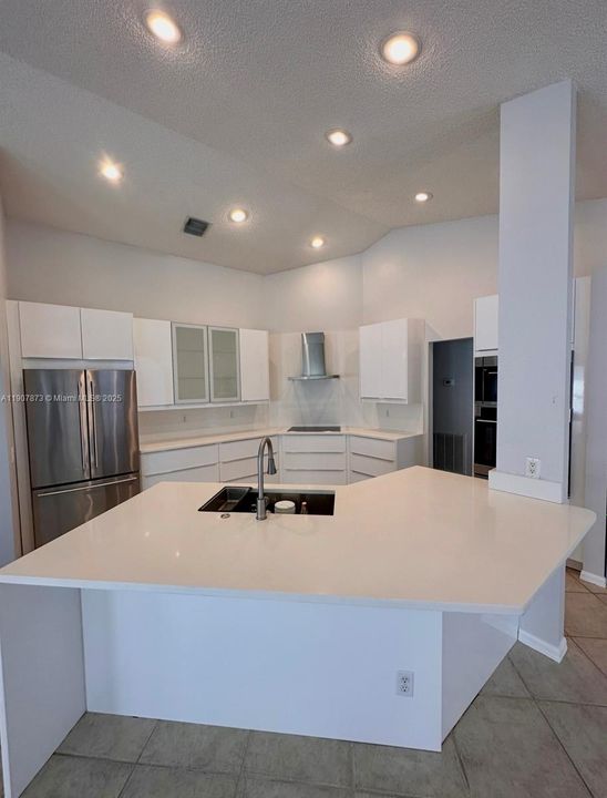 Activo con contrato: $4,950 (4 camas, 3 baños, 2438 Pies cuadrados)