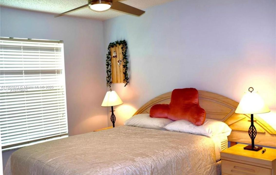 Activo con contrato: $4,950 (4 camas, 3 baños, 2438 Pies cuadrados)