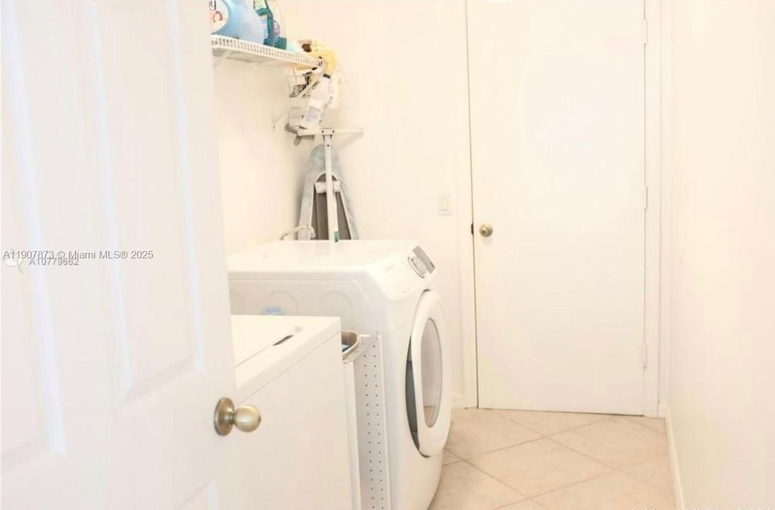 Activo con contrato: $4,950 (4 camas, 3 baños, 2438 Pies cuadrados)