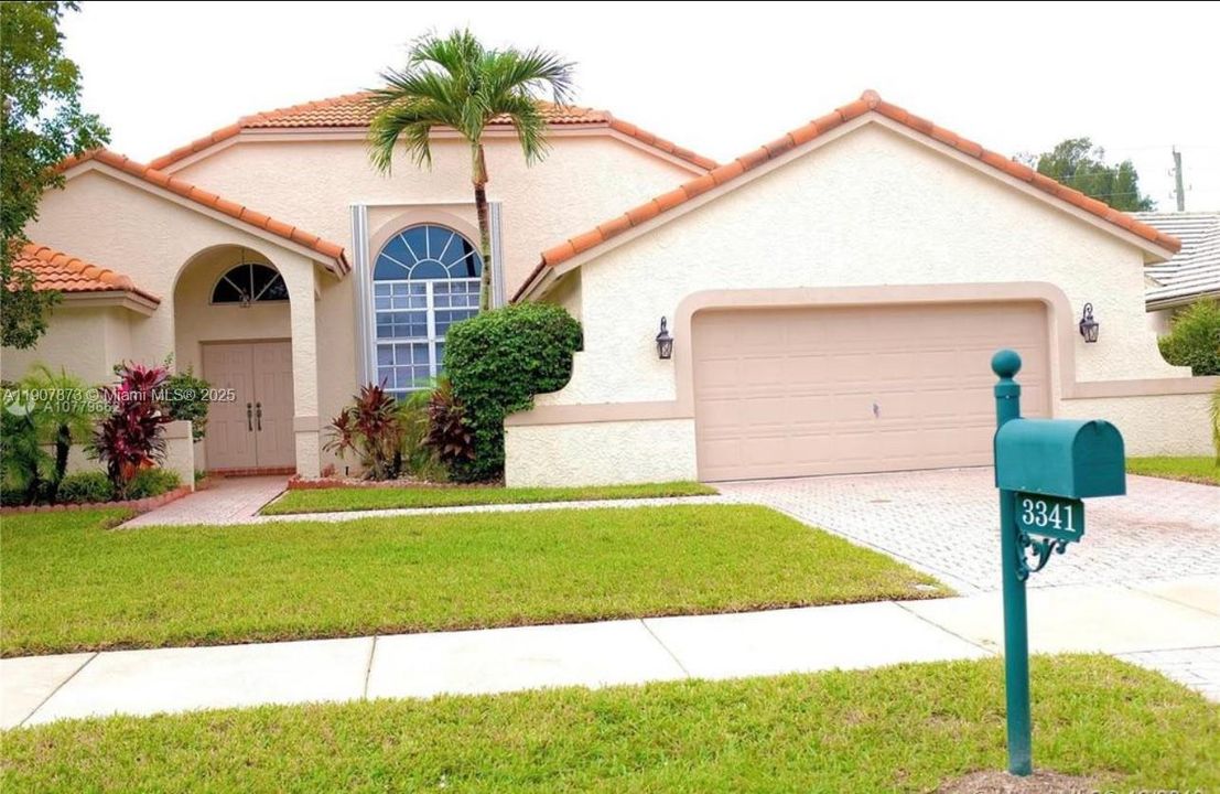 Activo con contrato: $4,950 (4 camas, 3 baños, 2438 Pies cuadrados)