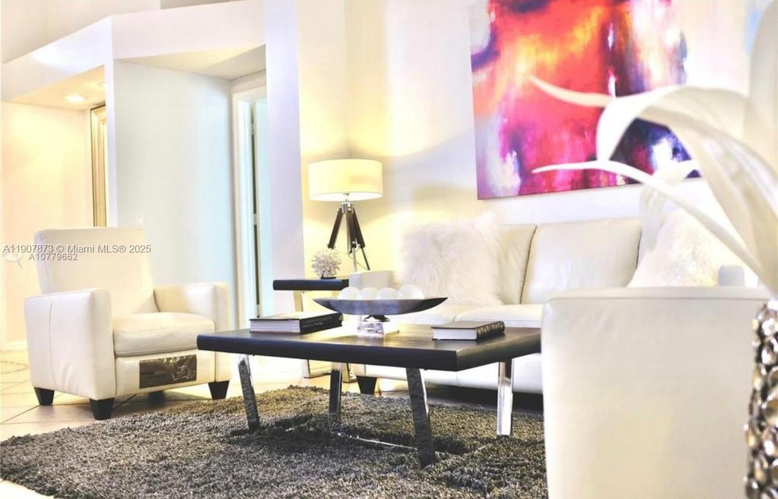 Activo con contrato: $4,950 (4 camas, 3 baños, 2438 Pies cuadrados)