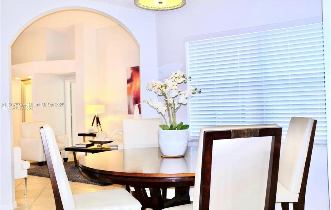 Activo con contrato: $4,950 (4 camas, 3 baños, 2438 Pies cuadrados)