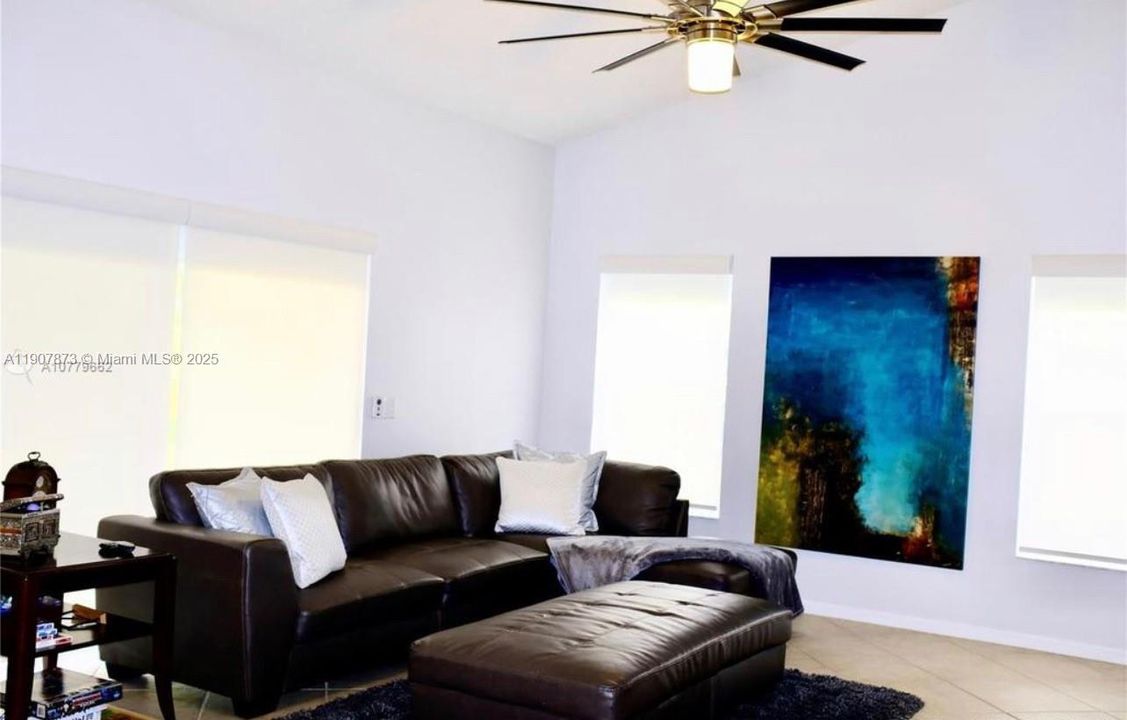 Activo con contrato: $4,950 (4 camas, 3 baños, 2438 Pies cuadrados)