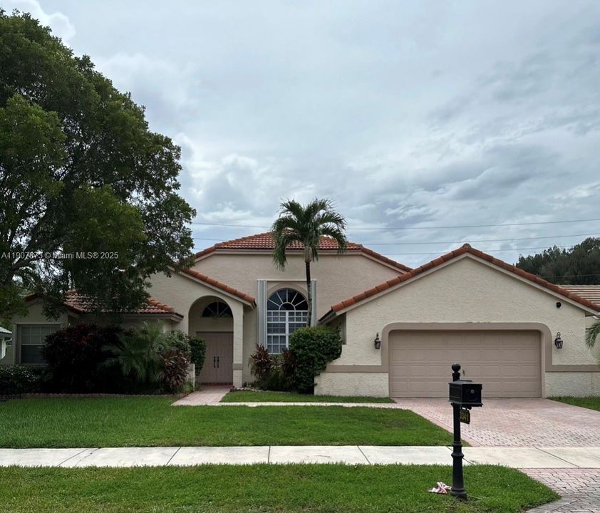 Activo con contrato: $4,950 (4 camas, 3 baños, 2438 Pies cuadrados)