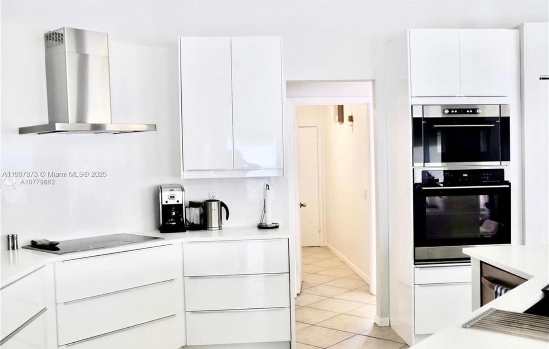 Activo con contrato: $4,950 (4 camas, 3 baños, 2438 Pies cuadrados)