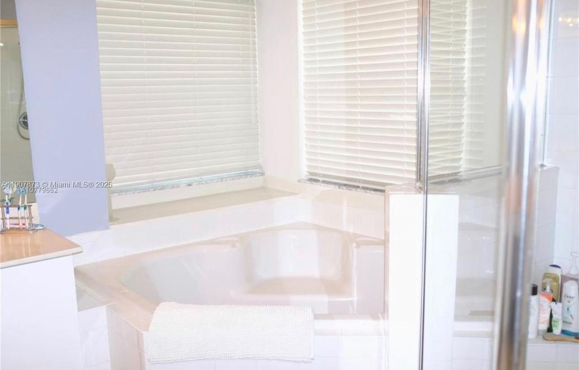 Activo con contrato: $4,950 (4 camas, 3 baños, 2438 Pies cuadrados)