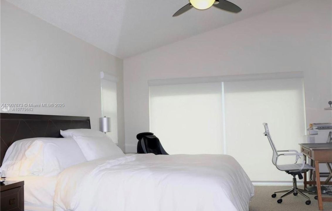 Activo con contrato: $4,950 (4 camas, 3 baños, 2438 Pies cuadrados)