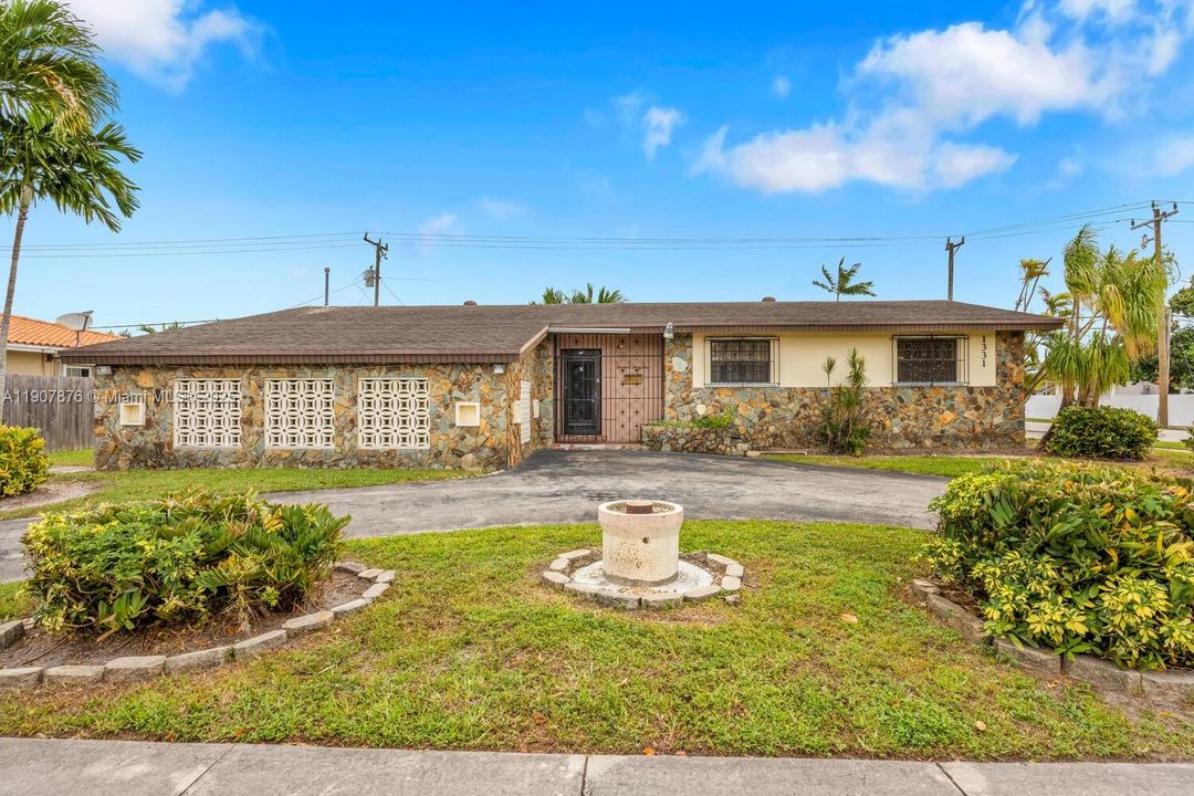 На продажу: $690,000 (4 спален, 2 ванн, 1826 Квадратных фут)