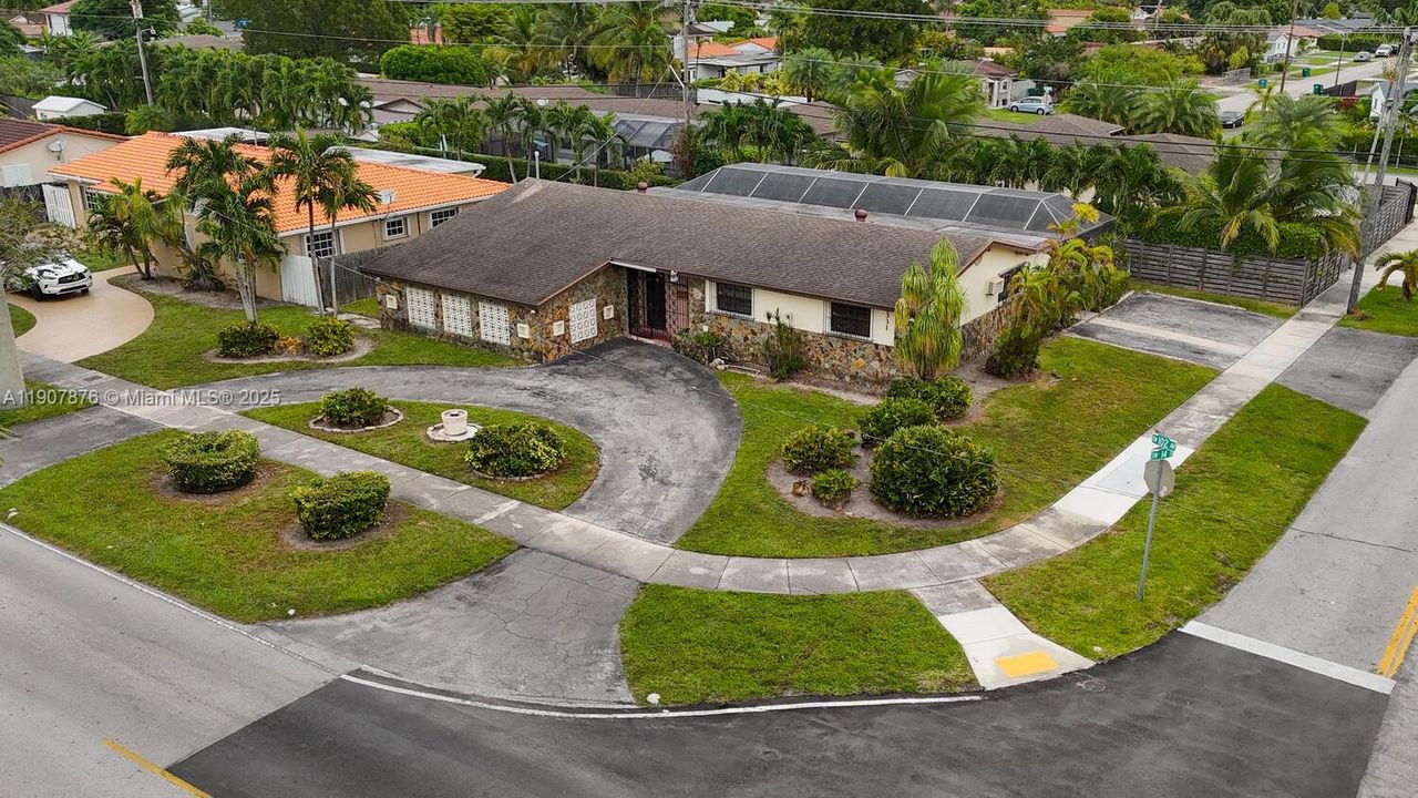 На продажу: $690,000 (4 спален, 2 ванн, 1826 Квадратных фут)