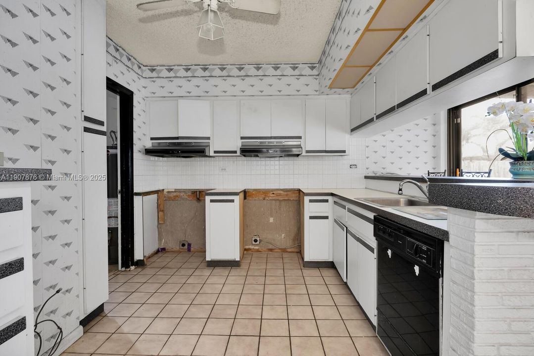 На продажу: $690,000 (4 спален, 2 ванн, 1826 Квадратных фут)