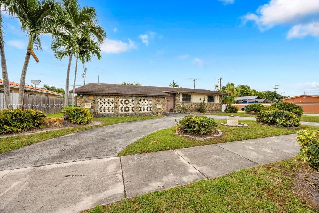 На продажу: $690,000 (4 спален, 2 ванн, 1826 Квадратных фут)