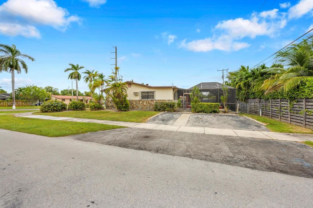 На продажу: $690,000 (4 спален, 2 ванн, 1826 Квадратных фут)