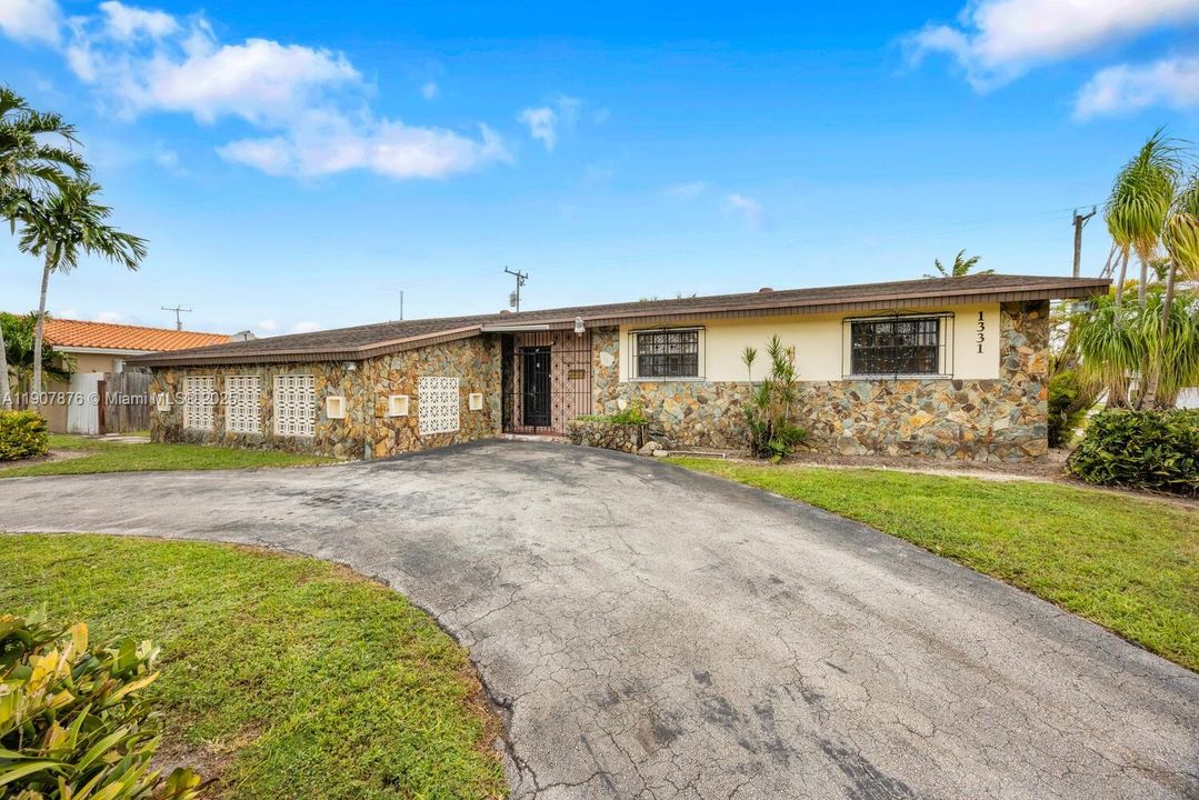 На продажу: $690,000 (4 спален, 2 ванн, 1826 Квадратных фут)