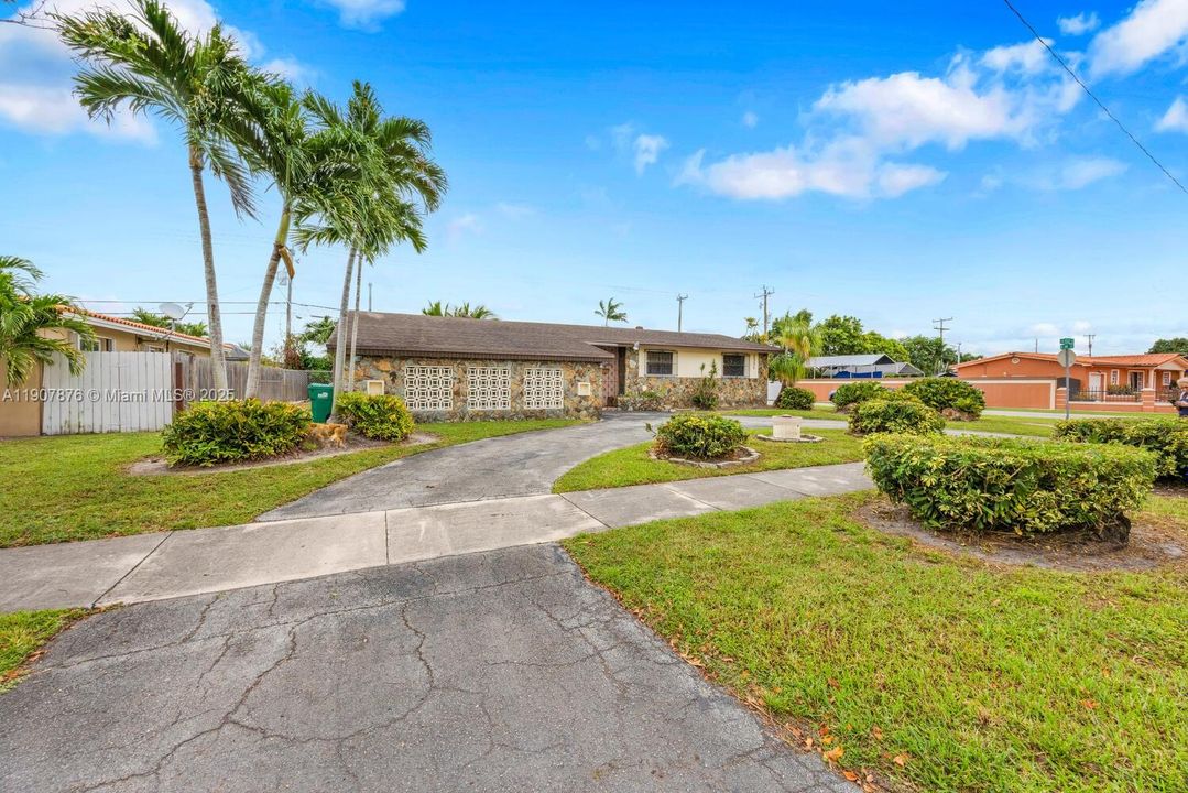 На продажу: $690,000 (4 спален, 2 ванн, 1826 Квадратных фут)