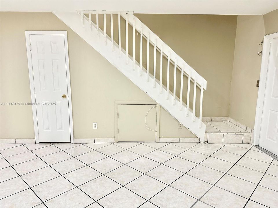 For Sale: $365,000 (2 beds, 1 baths, 1260 Square Feet)