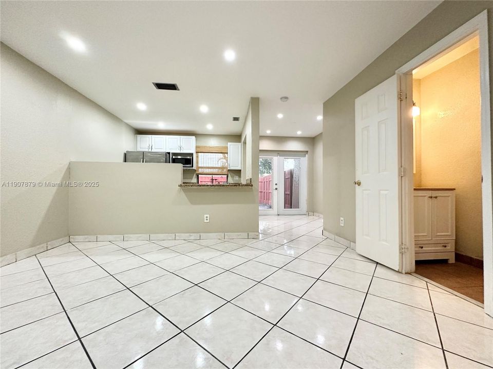 For Sale: $365,000 (2 beds, 1 baths, 1260 Square Feet)