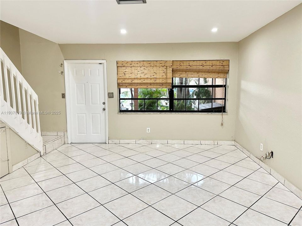 For Sale: $365,000 (2 beds, 1 baths, 1260 Square Feet)