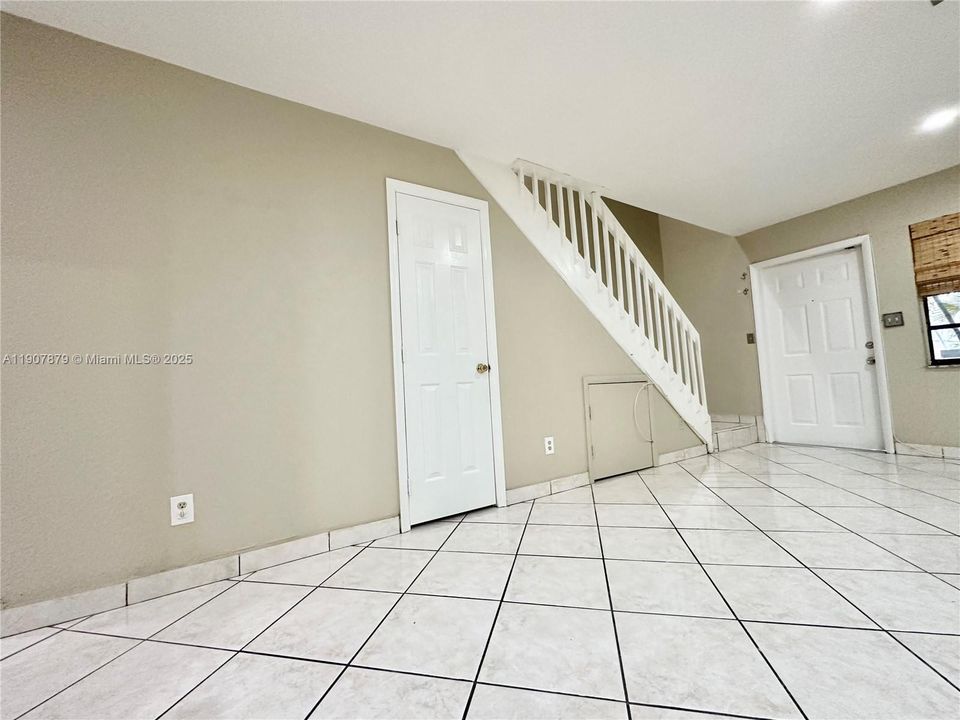 For Sale: $365,000 (2 beds, 1 baths, 1260 Square Feet)