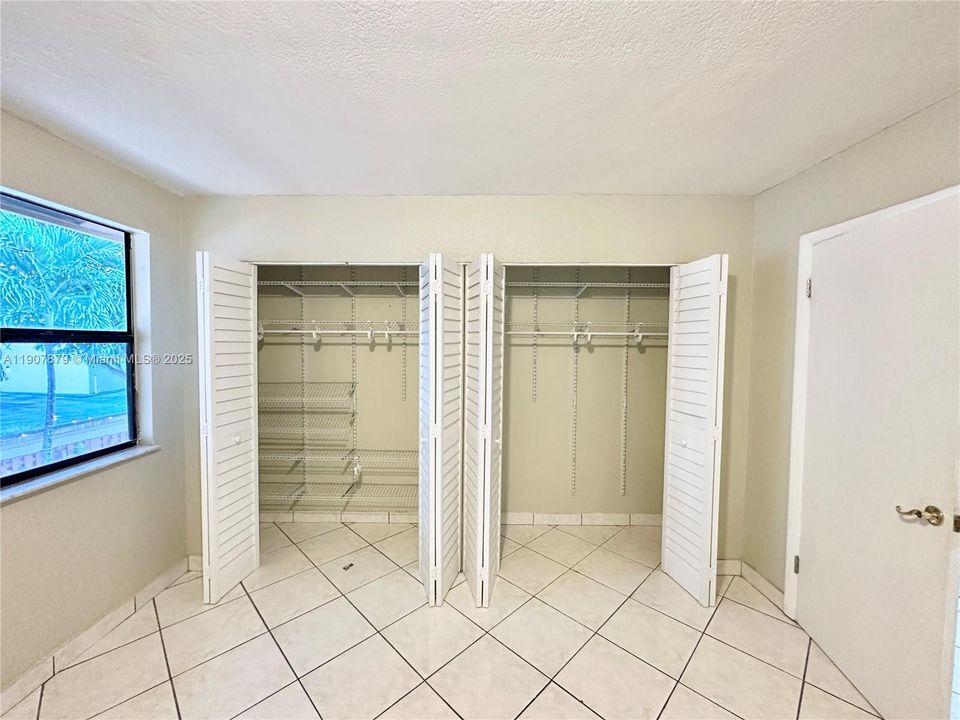 For Sale: $365,000 (2 beds, 1 baths, 1260 Square Feet)